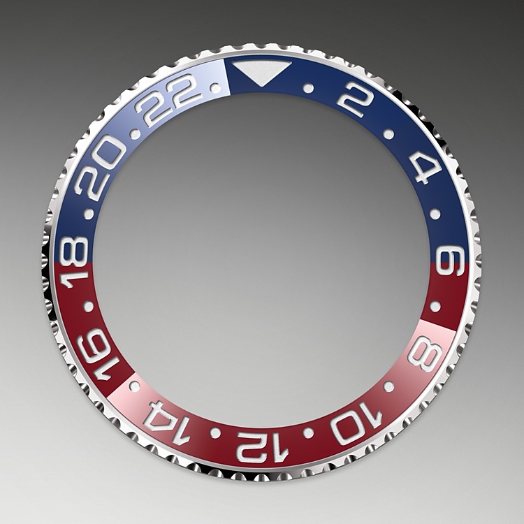 GMT-Master II M126719BLRO-0002 - Questo modello presenta un quadrante in meteorite e un disco della lunetta Cerachrom bicolore in ceramica rossa e blu. A completamento delle tradizionali lancette delle ore, dei minuti e dei secondi, il GMT‑Master II esibisce una lancetta supplementare con punta a triangolo che effettua un giro del quadrante in 24 ore, così come una lunetta girevole bidirezionale graduata 24 ore. Questa lancetta 24 ore dal colore intenso indica l’ora di riferimento di un primo fuso orario di origine, leggibile sulla graduazione della lunetta. In viaggio, l’ora locale è indicata sul quadrante tramite la tradizionale lancetta delle ore che può essere regolata con facilità, a salti di un’ora, grazie a un meccanismo comandato dalla corona di carica. La regolazione dell’ora locale avviene in modo indipendente dalla lancetta dei minuti e dei secondi. Ciò permette ai viaggiatori di regolare il nuovo fuso orario senza dover rinunciare alla precisione del loro orologio. | L'Angolo delle Ore