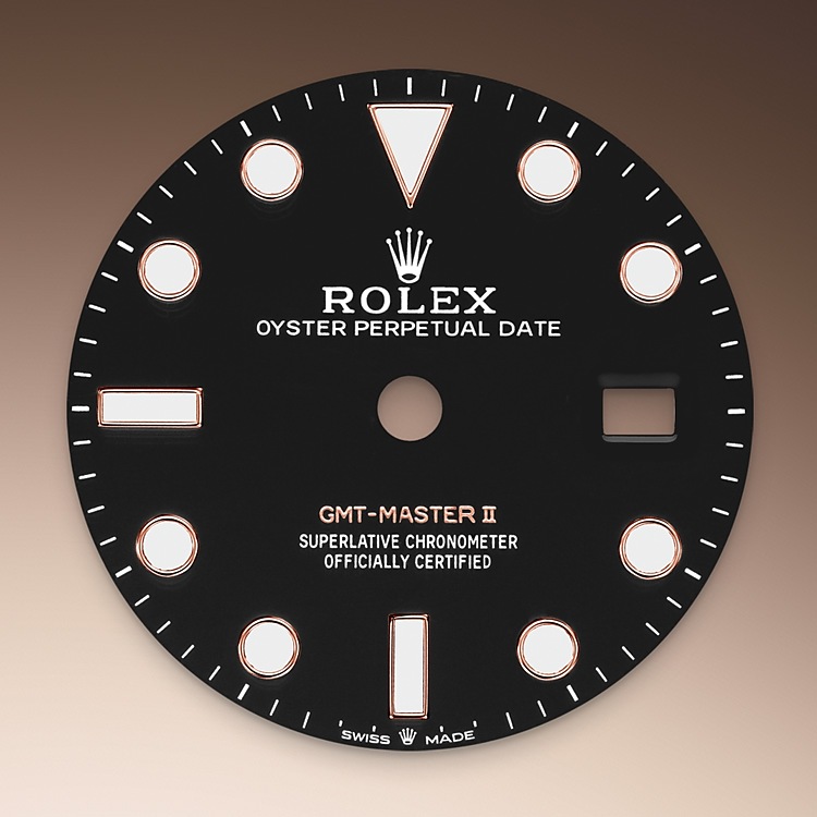  GMT-Master II  M126715CHNR-0001 -  Come tutti gli orologi Professionali di Rolex, il GMT‑Master II garantisce un’ottima leggibilità in ogni circostanza, specialmente al buio, grazie alla visualizzazione Chromalight. Le ampie lancette e gli indici di grandi dimensioni dalle forme semplici – triangoli, tondi e rettangoli – sono rivestiti di una sostanza luminescente a emissioni di lunga durata. | L'Angolo delle Ore