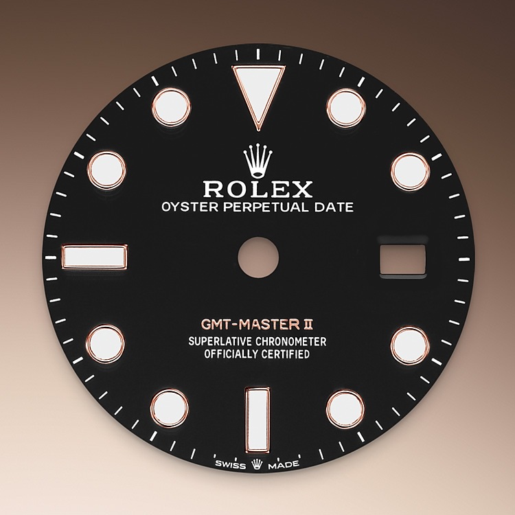 GMT-Master II M126715CHNR-0001 - Come tutti gli orologi Professionali di Rolex, il GMT‑Master II garantisce un’ottima leggibilità in ogni circostanza, specialmente al buio, grazie alla visualizzazione Chromalight. Le ampie lancette e gli indici di grandi dimensioni dalle forme semplici – triangoli, tondi e rettangoli – sono rivestiti di una sostanza luminescente a emissioni di lunga durata. | L'Angolo delle Ore