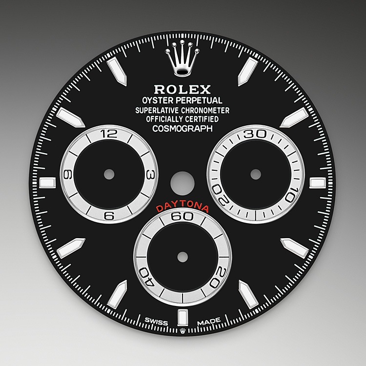 Cosmograph Daytona M126500LN-0002 - Questo modello presenta un quadrante nero con contatori a cerchi concentrici, indici delle ore in applique e lancette in oro con visualizzazione Chromalight, una sostanza luminescente ad alta leggibilità. La lancetta centrale dei secondi permette una lettura accurata di 1/8 di secondo, mentre i due contatori presenti sul quadrante misurano il trascorrere delle ore e dei minuti. Ciò consente al pilota di pianificare accuratamente i tempi del percorso e la tattica di guida. | L'Angolo delle Ore
