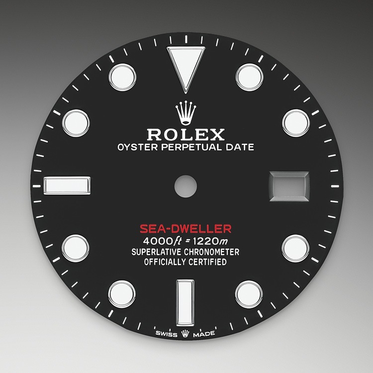 Sea-Dweller M126600-0002 - Il quadrante nero del Sea‑Dweller è dotato delle grandi lancette e degli ampi indici presenti esclusivamente sui modelli Professionali Rolex. Il quadrante esibisce il nome “Sea‑Dweller” scritto in rosso, in riferimento al primo modello. L’innovativa visualizzazione Chromalight sul quadrante permette una leggibilità ancora maggiore negli ambienti con scarsa luminosità. La luminescenza blu ha una durata di circa 8 ore, con una luminosità uniforme: praticamente il doppio rispetto ai materiali luminescenti tradizionali. | L'Angolo delle Ore