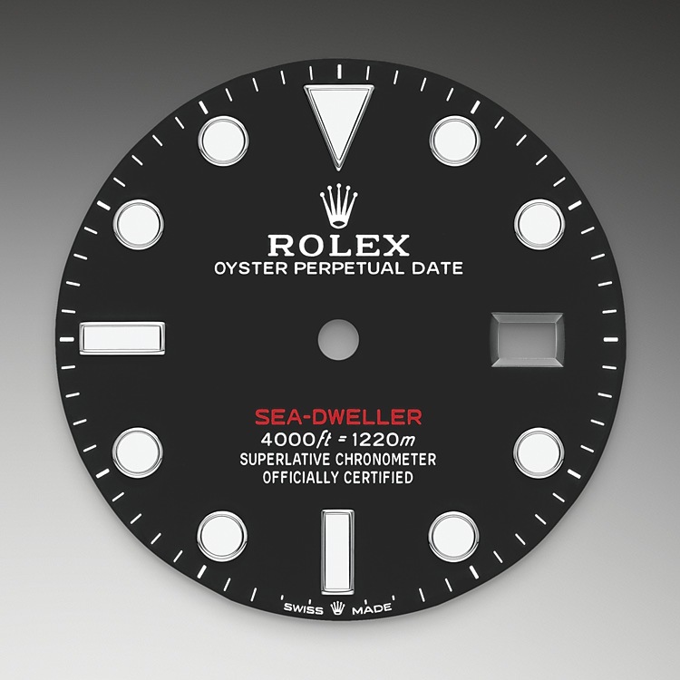  Sea-Dweller  M126600-0002 -  Il quadrante nero del Sea‑Dweller è dotato delle grandi lancette e degli ampi indici presenti esclusivamente sui modelli Professionali Rolex. Il quadrante esibisce il nome “Sea‑Dweller” scritto in rosso, in riferimento al primo modello. L’innovativa visualizzazione Chromalight sul quadrante permette una leggibilità ancora maggiore negli ambienti con scarsa luminosità. La luminescenza blu ha una durata di circa 8 ore, con una luminosità uniforme: praticamente il doppio rispetto ai materiali luminescenti tradizionali. | L'Angolo delle Ore