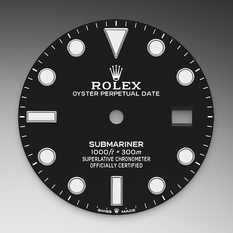  Submariner  M126610LN-0001 -  La visualizzazione luminescente Chromalight sul quadrante è un’innovazione che garantisce una visibilità maggiore in ambienti con scarsa luminosità, un aspetto essenziale per i subacquei. Le forme semplici degli indici – triangoli, tondi e rettangoli – e le ampie lancette delle ore e dei minuti assicurano una lettura istantanea e affidabile, per evitare qualsiasi rischio di confusione sott’acqua. | L'Angolo delle Ore