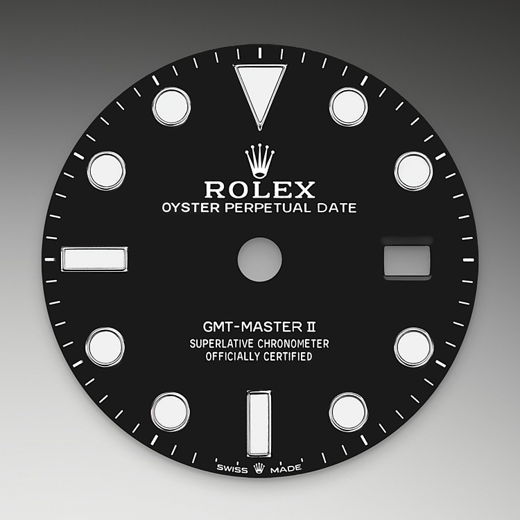 GMT-Master II M126710BLRO-0001 - Come tutti gli orologi Professionali di Rolex, il GMT‑Master II garantisce un’ottima leggibilità in ogni circostanza, specialmente al buio, grazie alla visualizzazione Chromalight. Le ampie lancette e gli indici di grandi dimensioni dalle forme semplici – triangoli, tondi e rettangoli – sono rivestiti di una sostanza luminescente a emissioni di lunga durata. | L'Angolo delle Ore