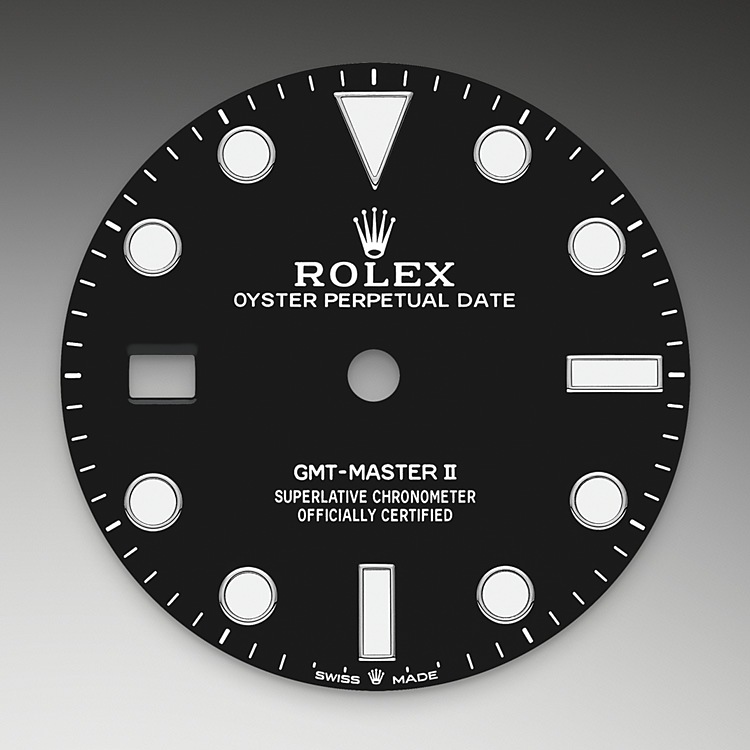  GMT-Master II  M126720VTNR-0001 -  Come tutti gli orologi Professionali di Rolex, il GMT‑Master II garantisce un’ottima leggibilità in ogni circostanza, specialmente al buio, grazie alla visualizzazione Chromalight. Le ampie lancette e gli indici di grandi dimensioni dalle forme semplici – triangoli, tondi e rettangoli – sono rivestiti di una sostanza luminescente a emissioni di lunga durata. 
 In questa versione inedita, la corona di carica e le spallette di protezione della corona sono posizionate sul lato sinistro della cassa. La finestrella della data, sovrastata dalla lente d’ingrandimento Cyclope, occupa la posizione a ore 9. | L'Angolo delle Ore