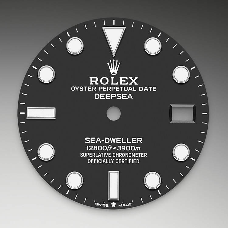Deepsea M136660-0004 - La visualizzazione luminescente Chromalight sul quadrante è un’innovazione che garantisce una visibilità maggiore in ambienti con scarsa luminosità, un aspetto essenziale per i subacquei. Le forme semplici degli indici – triangoli, tondi e rettangoli – e le ampie lancette delle ore e dei minuti assicurano una lettura istantanea e affidabile, per evitare qualsiasi rischio di confusione sott’acqua. | L'Angolo delle Ore