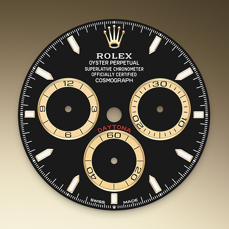  Cosmograph Daytona  M126503-0003 -  Questo modello presenta un quadrante nero con contatori a cerchi concentrici, indici delle ore in applique e lancette in oro con visualizzazione Chromalight, una sostanza luminescente ad alta leggibilità. La lancetta centrale dei secondi permette una lettura accurata di 1/8 di secondo, mentre i due contatori presenti sul quadrante misurano il trascorrere delle ore e dei minuti. Ciò consente al pilota di pianificare accuratamente i tempi del percorso e la tattica di guida. | L'Angolo delle Ore