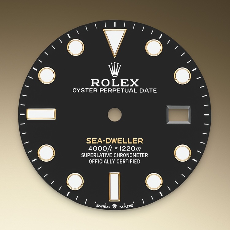  Sea-Dweller  M126603-0001 -  Il quadrante nero del Sea‑Dweller è dotato delle grandi lancette e degli ampi indici presenti esclusivamente sui modelli Professionali Rolex. Sul quadrante, l’iscrizione “Sea‑Dweller” è di colore giallo e fa eco al giallo dell’oro. Quando il Sea‑Dweller è stato riattualizzato nel 2017, questa stessa dicitura era scritta in rosso, come nel modello originale. L’innovativa visualizzazione Chromalight sul quadrante permette una leggibilità ancora maggiore negli ambienti con scarsa luminosità. La luminescenza blu ha una durata di circa 8 ore, con una luminosità uniforme: praticamente il doppio rispetto ai materiali luminescenti tradizionali. | L'Angolo delle Ore