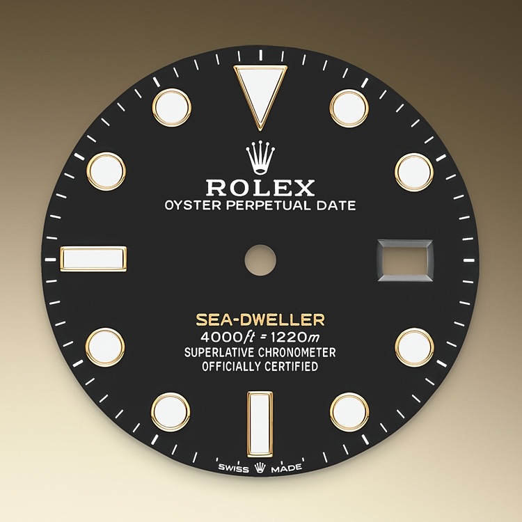 Sea-Dweller M126603-0001 - Il quadrante nero del Sea‑Dweller è dotato delle grandi lancette e degli ampi indici presenti esclusivamente sui modelli Professionali Rolex. Sul quadrante, l’iscrizione “Sea‑Dweller” è di colore giallo e fa eco al giallo dell’oro. Quando il Sea‑Dweller è stato riattualizzato nel 2017, questa stessa dicitura era scritta in rosso, come nel modello originale. L’innovativa visualizzazione Chromalight sul quadrante permette una leggibilità ancora maggiore negli ambienti con scarsa luminosità. La luminescenza blu ha una durata di circa 8 ore, con una luminosità uniforme: praticamente il doppio rispetto ai materiali luminescenti tradizionali. | L'Angolo delle Ore