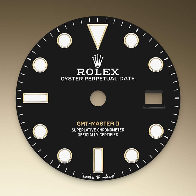 GMT-Master II M126713GRNR-0001 - Come tutti gli orologi Professionali di Rolex, il GMT‑Master II garantisce un’ottima leggibilità in ogni circostanza, specialmente al buio, grazie alla visualizzazione Chromalight. Le ampie lancette e gli indici di grandi dimensioni dalle forme semplici – triangoli, tondi e rettangoli – sono rivestiti di una sostanza luminescente a emissioni di lunga durata. | L'Angolo delle Ore