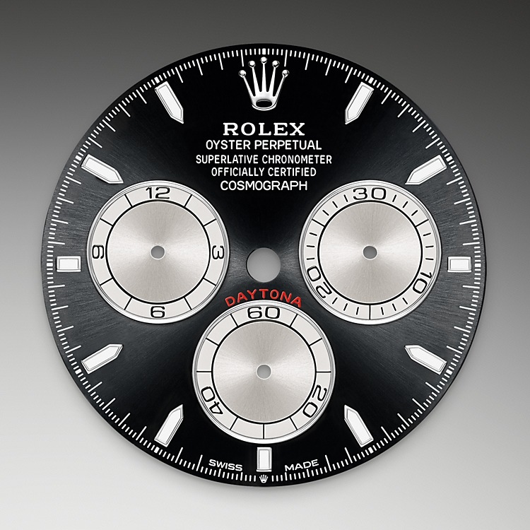 Cosmograph Daytona M126509-0001 - Questo modello presenta un quadrante nero vivo e acciaio con contatori a cerchi concentrici, indici delle ore in applique e lancette in oro con visualizzazione Chromalight, una sostanza luminescente ad alta leggibilità. La lancetta centrale dei secondi permette una lettura accurata di 1/8 di secondo, mentre i due contatori presenti sul quadrante misurano il trascorrere delle ore e dei minuti. Ciò consente al pilota di pianificare accuratamente i tempi del percorso e la tattica di guida. | L'Angolo delle Ore