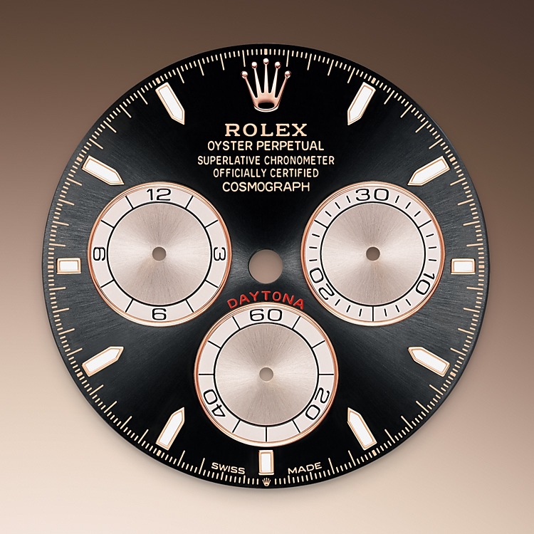 Cosmograph Daytona M126505-0001 - Questo modello presenta un quadrante nero vivo e Sundust con contatori a cerchi concentrici, indici delle ore in <i>applique</i> e lancette entrambi in oro con visualizzazione Chromalight, una sostanza luminescente ad alta leggibilità. La lancetta centrale dei secondi permette una lettura accurata di 1/8 di secondo, mentre i due contatori presenti sul quadrante misurano il trascorrere delle ore e dei minuti. Ciò consente al pilota di pianificare accuratamente i tempi del percorso e la tattica di guida. | L'Angolo delle Ore