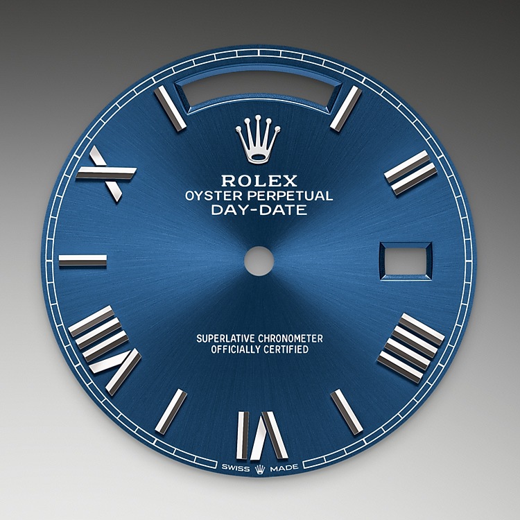 Day-Date M228239-0007 - La finitura <i>soleil</i> crea delicati riflessi di luce su molti quadranti della collezione Oyster Perpetual. Per ottenerla, si fa ricorso a sapienti tecniche di spazzolatura che producono lievi scanalature che si diramano dal centro del quadrante verso l’esterno. La luce si propaga uniformemente lungo ogni incisione, dando vita a un leggero, caratteristico bagliore che si sposta a seconda della posizione del polso. Una volta che la finitura <i>soleil</i> è stata completata, il colore del quadrante viene applicato usando la deposizione fisica da vapore o la galvanoplastica. Un sottile strato di vernice conferisce al quadrante il suo aspetto finale. | L'Angolo delle Ore