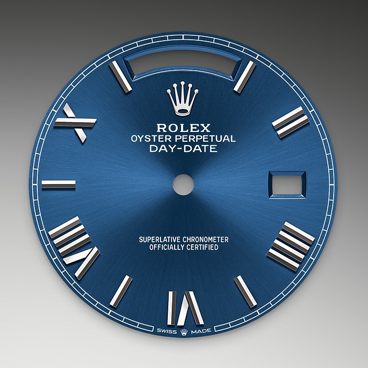  Day-Date  M228239-0007 -  La finitura soleil crea delicati riflessi di luce su molti quadranti della collezione Oyster Perpetual. Per ottenerla, si fa ricorso a sapienti tecniche di spazzolatura che producono lievi scanalature che si diramano dal centro del quadrante verso l’esterno. La luce si propaga uniformemente lungo ogni incisione, dando vita a un leggero, caratteristico bagliore che si sposta a seconda della posizione del polso. Una volta che la finitura soleil è stata completata, il colore del quadrante viene applicato usando la deposizione fisica da vapore o la galvanoplastica. Un sottile strato di vernice conferisce al quadrante il suo aspetto finale. | L'Angolo delle Ore