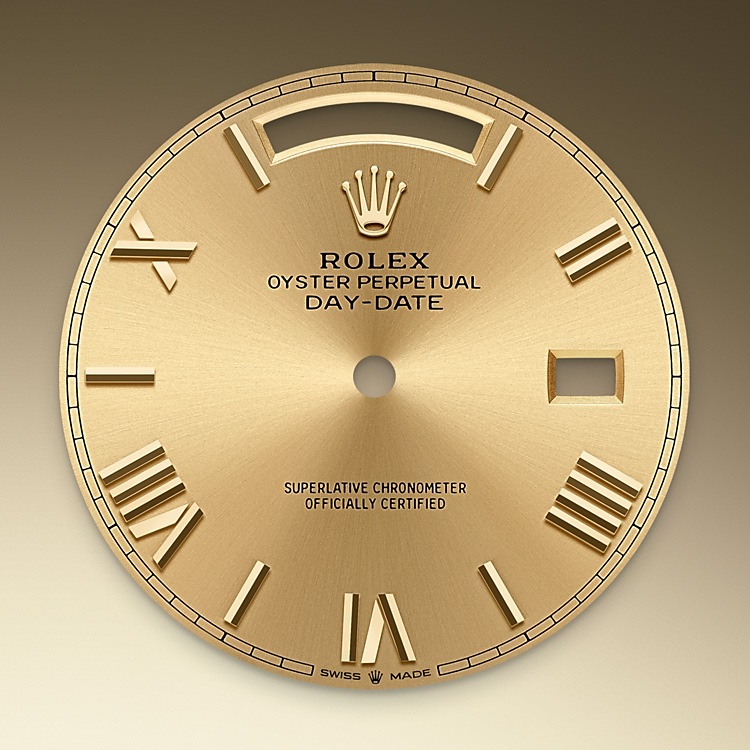  Day-Date  M228238-0006 -  La finitura soleil crea delicati riflessi di luce su molti quadranti della collezione Oyster Perpetual. Per ottenerla, si fa ricorso a sapienti tecniche di spazzolatura che producono lievi scanalature che si diramano dal centro del quadrante verso l’esterno. La luce si propaga uniformemente lungo ogni incisione, dando vita a un leggero, caratteristico bagliore che si sposta a seconda della posizione del polso. Una volta che la finitura soleil è stata completata, il colore del quadrante viene applicato usando la deposizione fisica da vapore o la galvanoplastica. Un sottile strato di vernice conferisce al quadrante il suo aspetto finale. | L'Angolo delle Ore