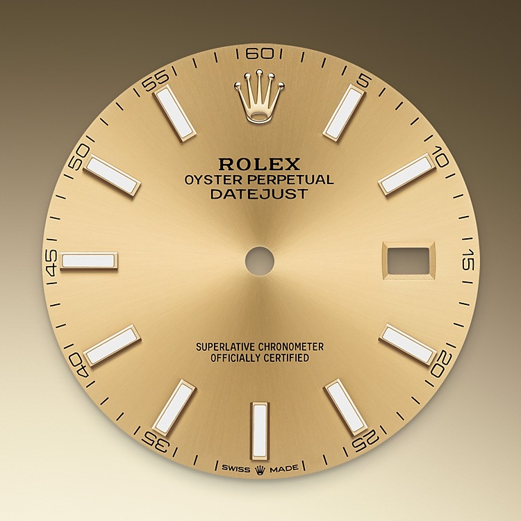 Datejust M126333-0010 - La finitura <i>soleil</i> crea delicati riflessi di luce su molti quadranti della collezione Oyster Perpetual. Per ottenerla, si fa ricorso a sapienti tecniche di spazzolatura che producono lievi scanalature che si diramano dal centro del quadrante verso l’esterno. La luce si propaga uniformemente lungo ogni incisione, dando vita a un leggero, caratteristico bagliore che si sposta a seconda della posizione del polso. Una volta che la finitura <i>soleil</i> è stata completata, il colore del quadrante viene applicato usando la deposizione fisica da vapore o la galvanoplastica. Un sottile strato di vernice conferisce al quadrante il suo aspetto finale. | L'Angolo delle Ore