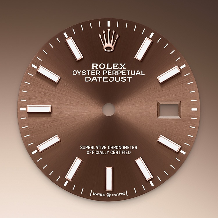 Datejust M126231-0044 - La finitura <i>soleil</i> crea delicati riflessi di luce su molti quadranti della collezione Oyster Perpetual. Per ottenerla, si fa ricorso a sapienti tecniche di spazzolatura che producono lievi scanalature che si diramano dal centro del quadrante verso l’esterno. La luce si propaga uniformemente lungo ogni incisione, dando vita a un leggero, caratteristico bagliore che si sposta a seconda della posizione del polso. Una volta che la finitura <i>soleil</i> è stata completata, il colore del quadrante viene applicato usando la deposizione fisica da vapore o la galvanoplastica. Un sottile strato di vernice conferisce al quadrante il suo aspetto finale. | L'Angolo delle Ore