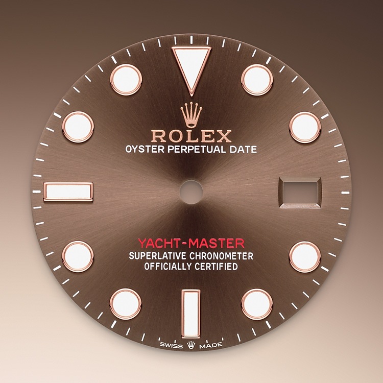 Yacht-Master M126621-0001 - Come tutti gli orologi Professionali di Rolex, il modello Yacht-Master 40 garantisce un’ottima leggibilità in ogni circostanza, specialmente al buio, grazie alla visualizzazione Chromalight. Le ampie lancette e gli indici di grandi dimensioni dalle forme semplici – triangoli, tondi e rettangoli – sono rivestiti di una sostanza luminescente a emissioni di lunga durata. | L'Angolo delle Ore