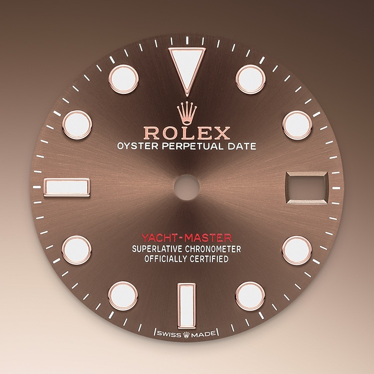 Yacht-Master M268621-0003 - Come tutti gli orologi Professionali di Rolex, il modello Yacht-Master 37 garantisce un’ottima leggibilità in ogni circostanza, specialmente al buio, grazie alla visualizzazione Chromalight. Le ampie lancette e gli indici di grandi dimensioni dalle forme semplici – triangoli, tondi e rettangoli – sono rivestiti di una sostanza luminescente a emissioni di lunga durata. | L'Angolo delle Ore