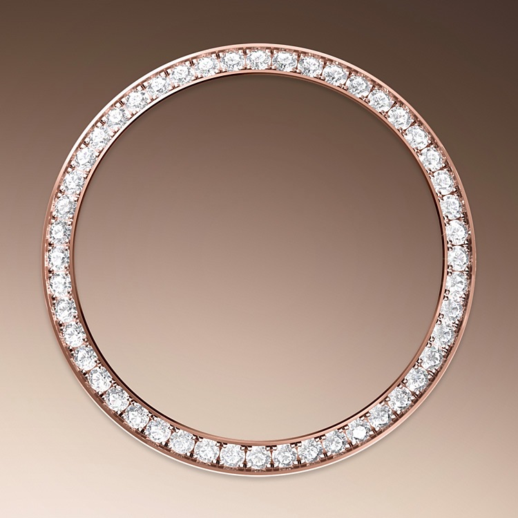 Day-Date M228345RBR-0016 - Come dei veri e propri scultori, gli incastonatori incidono il materiale per conferire alla sede a cui è destinata la pietra preziosa la forma migliore per poterla alloggiare. Con il <i>savoir‑faire</i> proprio dei gioiellieri, inseriscono poi la pietra, allineandola meticolosamente con le altre e fissandola sul suo supporto in oro o in platino. La fama dei lavori di incastonatura Rolex non deriva solo dalle caratteristiche intrinseche delle pietre stesse, ma è anche il frutto di numerosi altri criteri: la tenuta perfetta delle gemme, il loro allineamento preciso in altezza, il loro orientamento e la loro posizione, l’estetica e la regolarità dell’incastonatura e infine la finitura dei granelli di fissaggio. Una scintillante sinfonia che impreziosisce il segnatempo per incantare chi lo indossa. | L'Angolo delle Ore
