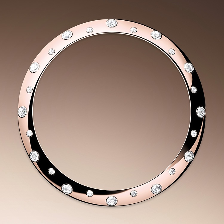 Datejust M278341RBR-0029 - Come dei veri e propri scultori, gli incastonatori incidono il materiale per conferire alla sede a cui è destinata la pietra preziosa la forma migliore per poterla alloggiare. Con il <i>savoir‑faire</i> proprio dei gioiellieri, inseriscono poi la pietra, allineandola meticolosamente con le altre e fissandola sul suo supporto in oro o in platino. La fama dei lavori di incastonatura Rolex non deriva solo dalle caratteristiche intrinseche delle pietre stesse, ma è anche il frutto di numerosi altri criteri: la tenuta perfetta delle gemme, il loro allineamento preciso in altezza, il loro orientamento e la loro posizione, l’estetica e la regolarità dell’incastonatura e infine la finitura dei granelli di fissaggio. Una scintillante sinfonia che impreziosisce il segnatempo per incantare chi lo indossa. | L'Angolo delle Ore