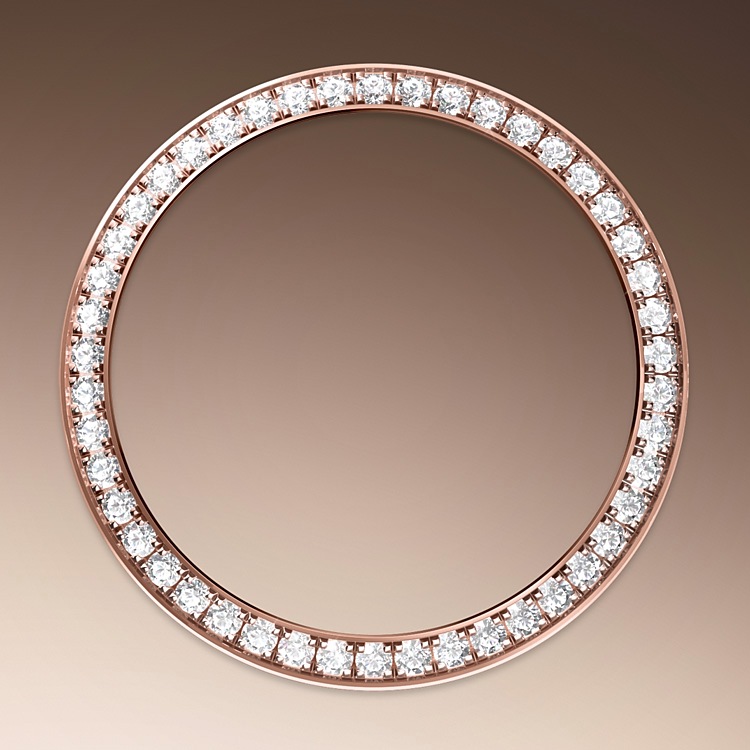 Lady-Datejust M279381RBR-0013 - Come dei veri e propri scultori, gli incastonatori incidono il materiale per conferire alla sede a cui è destinata la pietra preziosa la forma migliore per poterla alloggiare. Con il <i>savoir‑faire</i> proprio dei gioiellieri, inseriscono poi la pietra, allineandola meticolosamente con le altre e fissandola sul suo supporto in oro o in platino. La fama dei lavori di incastonatura Rolex non deriva solo dalle caratteristiche intrinseche delle pietre stesse, ma è anche il frutto di numerosi altri criteri: la tenuta perfetta delle gemme, il loro allineamento preciso in altezza, il loro orientamento e la loro posizione, l’estetica e la regolarità dell’incastonatura e infine la finitura dei granelli di fissaggio. Una scintillante sinfonia che impreziosisce il segnatempo per incantare chi lo indossa. | L'Angolo delle Ore