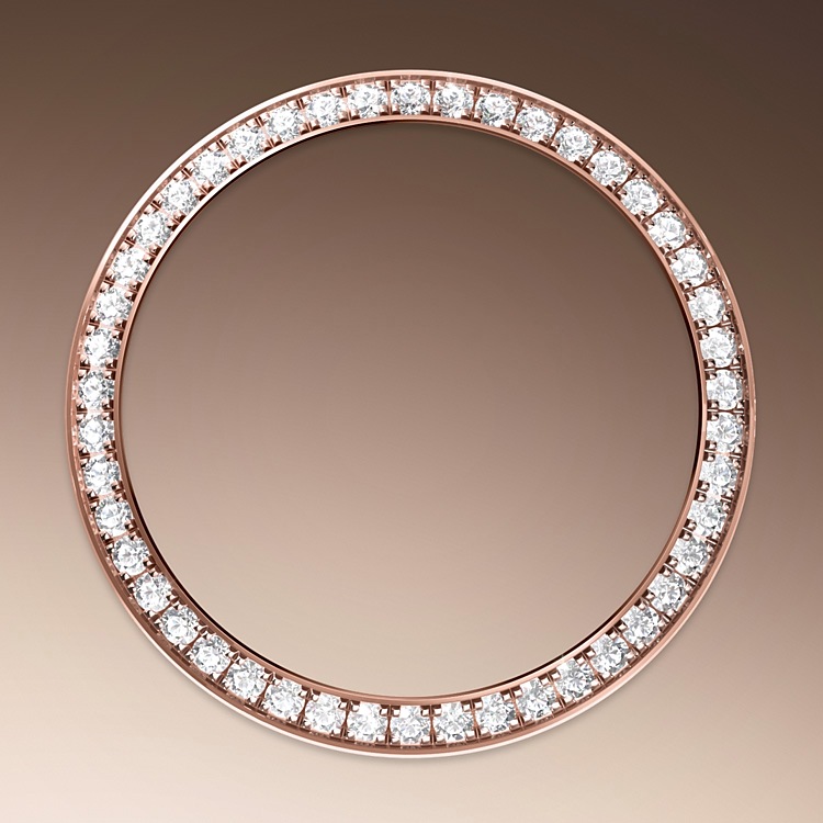 Lady-Datejust M279381RBR-0016 - Come dei veri e propri scultori, gli incastonatori incidono il materiale per conferire alla sede a cui è destinata la pietra preziosa la forma migliore per poterla alloggiare. Con il <i>savoir‑faire</i> proprio dei gioiellieri, inseriscono poi la pietra, allineandola meticolosamente con le altre e fissandola sul suo supporto in oro o in platino. La fama dei lavori di incastonatura Rolex non deriva solo dalle caratteristiche intrinseche delle pietre stesse, ma è anche il frutto di numerosi altri criteri: la tenuta perfetta delle gemme, il loro allineamento preciso in altezza, il loro orientamento e la loro posizione, l’estetica e la regolarità dell’incastonatura e infine la finitura dei granelli di fissaggio. Una scintillante sinfonia che impreziosisce il segnatempo per incantare chi lo indossa. | L'Angolo delle Ore