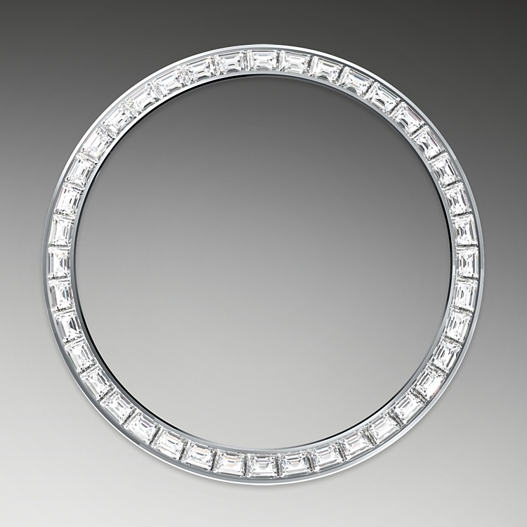 Day-Date M228396TBR-0002 - Come dei veri e propri scultori, gli incastonatori incidono il materiale per conferire alla sede a cui è destinata la pietra preziosa la forma migliore per poterla alloggiare. Con il <i>savoir‑faire</i> proprio dei gioiellieri, inseriscono poi la pietra, allineandola meticolosamente con le altre e fissandola sul suo supporto in oro o in platino. La fama dei lavori di incastonatura Rolex non deriva solo dalle caratteristiche intrinseche delle pietre stesse, ma è anche il frutto di numerosi altri criteri: la tenuta perfetta delle gemme, il loro allineamento preciso in altezza, il loro orientamento e la loro posizione, l’estetica e la regolarità dell’incastonatura e infine la finitura dei granelli di fissaggio. Una scintillante sinfonia che impreziosisce il segnatempo per incantare chi lo indossa. | L'Angolo delle Ore