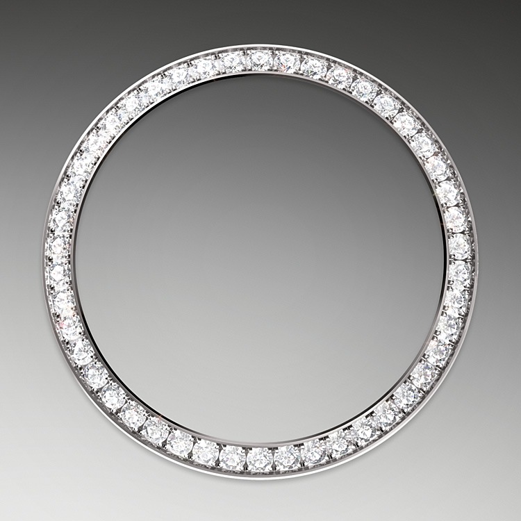 Datejust M278289RBR-0005 - Come dei veri e propri scultori, gli incastonatori incidono il materiale per conferire alla sede a cui è destinata la pietra preziosa la forma migliore per poterla alloggiare. Con il savoir‑faire proprio dei gioiellieri, inseriscono poi la pietra, allineandola meticolosamente con le altre e fissandola sul suo supporto in oro o in platino. La fama dei lavori di incastonatura Rolex non deriva solo dalle caratteristiche intrinseche delle pietre stesse, ma è anche il frutto di numerosi altri criteri: la tenuta perfetta delle gemme, il loro allineamento preciso in altezza, il loro orientamento e la loro posizione, l’estetica e la regolarità dell’incastonatura e infine la finitura dei granelli di fissaggio. Una scintillante sinfonia che impreziosisce il segnatempo per incantare chi lo indossa. | L'Angolo delle Ore