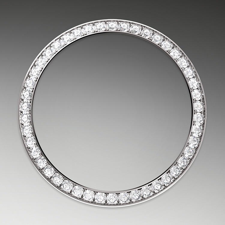 Datejust M278289RBR-0006 - Come dei veri e propri scultori, gli incastonatori incidono il materiale per conferire alla sede a cui è destinata la pietra preziosa la forma migliore per poterla alloggiare. Con il <i>savoir‑faire</i> proprio dei gioiellieri, inseriscono poi la pietra, allineandola meticolosamente con le altre e fissandola sul suo supporto in oro o in platino. La fama dei lavori di incastonatura Rolex non deriva solo dalle caratteristiche intrinseche delle pietre stesse, ma è anche il frutto di numerosi altri criteri: la tenuta perfetta delle gemme, il loro allineamento preciso in altezza, il loro orientamento e la loro posizione, l’estetica e la regolarità dell’incastonatura e infine la finitura dei granelli di fissaggio. Una scintillante sinfonia che impreziosisce il segnatempo per incantare chi lo indossa. | L'Angolo delle Ore