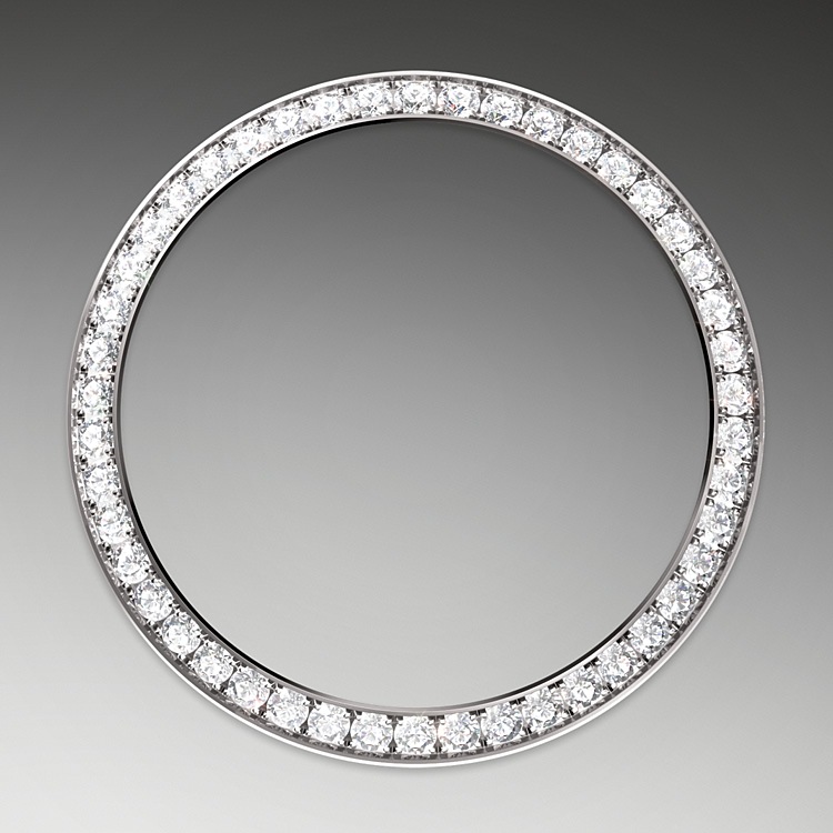 Datejust M278289RBR-0019 - Come dei veri e propri scultori, gli incastonatori incidono il materiale per conferire alla sede a cui è destinata la pietra preziosa la forma migliore per poterla alloggiare. Con il savoir‑faire proprio dei gioiellieri, inseriscono poi la pietra, allineandola meticolosamente con le altre e fissandola sul suo supporto in oro o in platino. La fama dei lavori di incastonatura Rolex non deriva solo dalle caratteristiche intrinseche delle pietre stesse, ma è anche il frutto di numerosi altri criteri: la tenuta perfetta delle gemme, il loro allineamento preciso in altezza, il loro orientamento e la loro posizione, l’estetica e la regolarità dell’incastonatura e infine la finitura dei granelli di fissaggio. Una scintillante sinfonia che impreziosisce il segnatempo per incantare chi lo indossa. | L'Angolo delle Ore