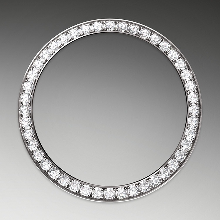 Lady-Datejust M279139RBR-0002 - Come dei veri e propri scultori, gli incastonatori incidono il materiale per conferire alla sede a cui è destinata la pietra preziosa la forma migliore per poterla alloggiare. Con il <i>savoir‑faire</i> proprio dei gioiellieri, inseriscono poi la pietra, allineandola meticolosamente con le altre e fissandola sul suo supporto in oro o in platino. La fama dei lavori di incastonatura Rolex non deriva solo dalle caratteristiche intrinseche delle pietre stesse, ma è anche il frutto di numerosi altri criteri: la tenuta perfetta delle gemme, il loro allineamento preciso in altezza, il loro orientamento e la loro posizione, l’estetica e la regolarità dell’incastonatura e infine la finitura dei granelli di fissaggio. Una scintillante sinfonia che impreziosisce il segnatempo per incantare chi lo indossa. | L'Angolo delle Ore