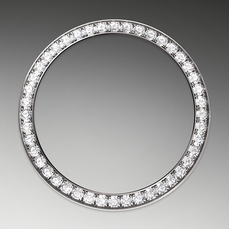 Lady-Datejust M279139RBR-0014 - Come dei veri e propri scultori, gli incastonatori incidono il materiale per conferire alla sede a cui è destinata la pietra preziosa la forma migliore per poterla alloggiare. Con il <i>savoir‑faire</i> proprio dei gioiellieri, inseriscono poi la pietra, allineandola meticolosamente con le altre e fissandola sul suo supporto in oro o in platino. La fama dei lavori di incastonatura Rolex non deriva solo dalle caratteristiche intrinseche delle pietre stesse, ma è anche il frutto di numerosi altri criteri: la tenuta perfetta delle gemme, il loro allineamento preciso in altezza, il loro orientamento e la loro posizione, l’estetica e la regolarità dell’incastonatura e infine la finitura dei granelli di fissaggio. Una scintillante sinfonia che impreziosisce il segnatempo per incantare chi lo indossa. | L'Angolo delle Ore