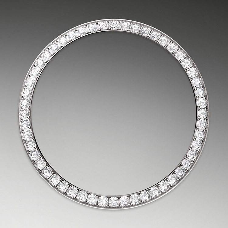 Datejust M126284RBR-0011 - Come dei veri e propri scultori, gli incastonatori incidono il materiale per conferire alla sede a cui è destinata la pietra preziosa la forma migliore per poterla alloggiare. Con il <i>savoir‑faire</i> proprio dei gioiellieri, inseriscono poi la pietra, allineandola meticolosamente con le altre e fissandola sul suo supporto in oro o in platino. La fama dei lavori di incastonatura Rolex non deriva solo dalle caratteristiche intrinseche delle pietre stesse, ma è anche il frutto di numerosi altri criteri: la tenuta perfetta delle gemme, il loro allineamento preciso in altezza, il loro orientamento e la loro posizione, l’estetica e la regolarità dell’incastonatura e infine la finitura dei granelli di fissaggio. Una scintillante sinfonia che impreziosisce il segnatempo per incantare chi lo indossa. | L'Angolo delle Ore