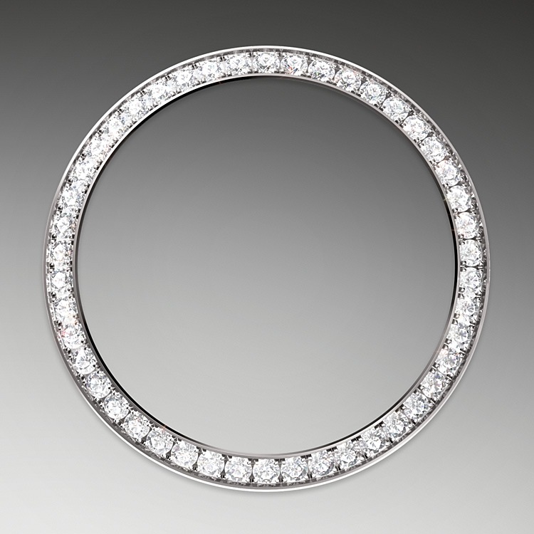 Datejust M278384RBR-0008 - Come dei veri e propri scultori, gli incastonatori incidono il materiale per conferire alla sede a cui è destinata la pietra preziosa la forma migliore per poterla alloggiare. Con il <i>savoir‑faire</i> proprio dei gioiellieri, inseriscono poi la pietra, allineandola meticolosamente con le altre e fissandola sul suo supporto in oro o in platino. La fama dei lavori di incastonatura Rolex non deriva solo dalle caratteristiche intrinseche delle pietre stesse, ma è anche il frutto di numerosi altri criteri: la tenuta perfetta delle gemme, il loro allineamento preciso in altezza, il loro orientamento e la loro posizione, l’estetica e la regolarità dell’incastonatura e infine la finitura dei granelli di fissaggio. Una scintillante sinfonia che impreziosisce il segnatempo per incantare chi lo indossa. | L'Angolo delle Ore