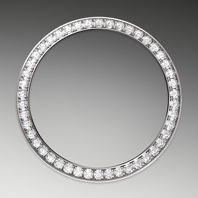 Lady-Datejust M279384RBR-0004 - Come dei veri e propri scultori, gli incastonatori incidono il materiale per conferire alla sede a cui è destinata la pietra preziosa la forma migliore per poterla alloggiare. Con il <i>savoir‑faire</i> proprio dei gioiellieri, inseriscono poi la pietra, allineandola meticolosamente con le altre e fissandola sul suo supporto in oro o in platino. La fama dei lavori di incastonatura Rolex non deriva solo dalle caratteristiche intrinseche delle pietre stesse, ma è anche il frutto di numerosi altri criteri: la tenuta perfetta delle gemme, il loro allineamento preciso in altezza, il loro orientamento e la loro posizione, l’estetica e la regolarità dell’incastonatura e infine la finitura dei granelli di fissaggio. Una scintillante sinfonia che impreziosisce il segnatempo per incantare chi lo indossa. | L'Angolo delle Ore