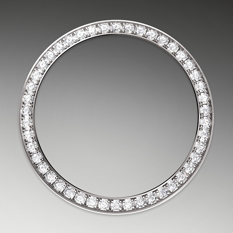 Lady-Datejust M279384RBR-0021 - Come dei veri e propri scultori, gli incastonatori incidono il materiale per conferire alla sede a cui è destinata la pietra preziosa la forma migliore per poterla alloggiare. Con il savoir‑faire proprio dei gioiellieri, inseriscono poi la pietra, allineandola meticolosamente con le altre e fissandola sul suo supporto in oro o in platino. La fama dei lavori di incastonatura Rolex non deriva solo dalle caratteristiche intrinseche delle pietre stesse, ma è anche il frutto di numerosi altri criteri: la tenuta perfetta delle gemme, il loro allineamento preciso in altezza, il loro orientamento e la loro posizione, l’estetica e la regolarità dell’incastonatura e infine la finitura dei granelli di fissaggio. Una scintillante sinfonia che impreziosisce il segnatempo per incantare chi lo indossa. | L'Angolo delle Ore