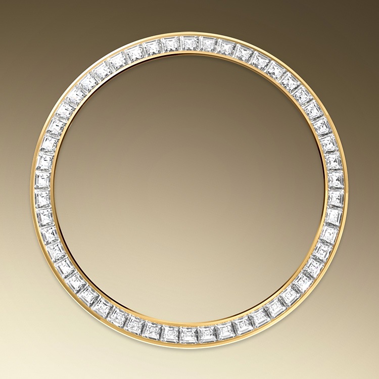 Day-Date M228398TBR-0036 - Come dei veri e propri scultori, gli incastonatori incidono il materiale per conferire alla sede a cui è destinata la pietra preziosa la forma migliore per poterla alloggiare. Con il <i>savoir‑faire</i> proprio dei gioiellieri, inseriscono poi la pietra, allineandola meticolosamente con le altre e fissandola sul suo supporto in oro o in platino. La fama dei lavori di incastonatura Rolex non deriva solo dalle caratteristiche intrinseche delle pietre stesse, ma è anche il frutto di numerosi altri criteri: la tenuta perfetta delle gemme, il loro allineamento preciso in altezza, il loro orientamento e la loro posizione, l’estetica e la regolarità dell’incastonatura e infine la finitura dei granelli di fissaggio. Una scintillante sinfonia che impreziosisce il segnatempo per incantare chi lo indossa. | L'Angolo delle Ore