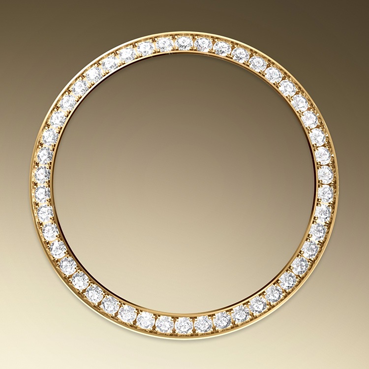 Datejust M278288RBR-0038 - Come dei veri e propri scultori, gli incastonatori incidono il materiale per conferire alla sede a cui è destinata la pietra preziosa la forma migliore per poterla alloggiare. Con il savoir‑faire proprio dei gioiellieri, inseriscono poi la pietra, allineandola meticolosamente con le altre e fissandola sul suo supporto in oro o in platino. La fama dei lavori di incastonatura Rolex non deriva solo dalle caratteristiche intrinseche delle pietre stesse, ma è anche il frutto di numerosi altri criteri: la tenuta perfetta delle gemme, il loro allineamento preciso in altezza, il loro orientamento e la loro posizione, l’estetica e la regolarità dell’incastonatura e infine la finitura dei granelli di fissaggio. Una scintillante sinfonia che impreziosisce il segnatempo per incantare chi lo indossa. | L'Angolo delle Ore