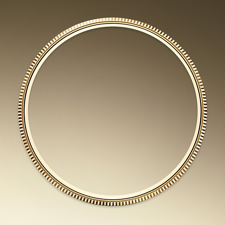 1908 M52508-0006 - Questo orologio elegante e sobrio esibisce una cassa sottile, sovrastata da una lunetta bombata nella parte superiore e finemente zigrinata nella parte inferiore. | L'Angolo delle Ore
