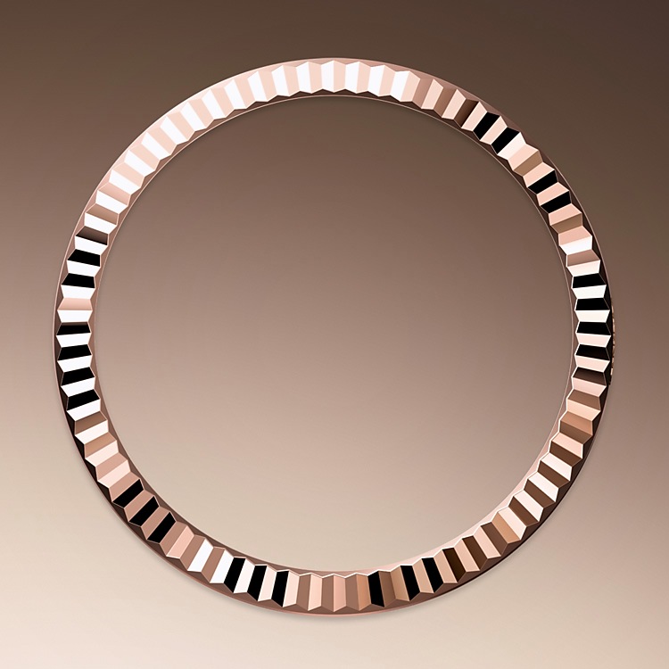Datejust M278275-0029 - La lunetta zigrinata è un tratto distintivo degli orologi Rolex. La lunetta zigrinata dell’Oyster aveva in origine una funzione: serviva ad avvitarla alla cassa, contribuendo così a garantire l’impermeabilità dell’orologio. La zigrinatura era, di conseguenza, l’esatta riproduzione di quella del fondello che, per le stesse ragioni, veniva avvitato alla cassa con degli appositi strumenti Rolex. Col tempo la zigrinatura si è trasformata in un elemento estetico, un segno distintivo di Rolex che per questo Datejust 31 è disponibile in oro. | L'Angolo delle Ore