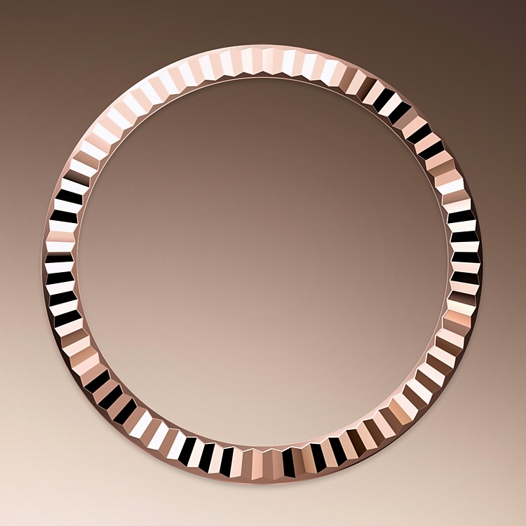 Lady-Datejust M279175-0013 - La lunetta zigrinata è un tratto distintivo degli orologi Rolex. La lunetta zigrinata dell’Oyster aveva in origine una funzione: serviva ad avvitarla alla cassa, contribuendo così a garantire l’impermeabilità dell’orologio. La zigrinatura era, di conseguenza, l’esatta riproduzione di quella del fondello che, per le stesse ragioni, veniva avvitato alla cassa con degli appositi strumenti Rolex. Col tempo la zigrinatura si è trasformata in un elemento estetico, un segno distintivo di Rolex che per questo Lady-Datejust è disponibile in oro. | L'Angolo delle Ore