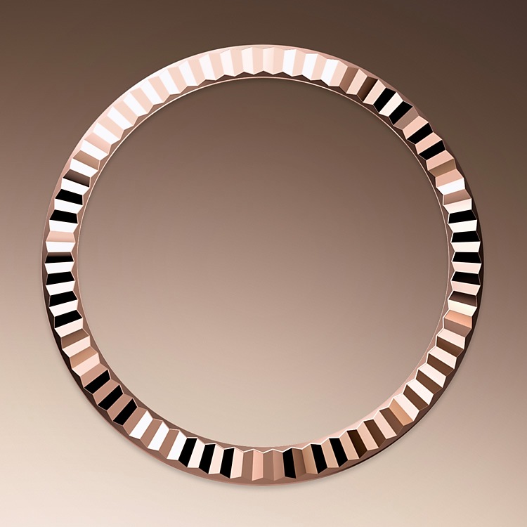 Lady-Datejust M279175-0029 - La lunetta zigrinata è un tratto distintivo degli orologi Rolex. La lunetta zigrinata dell’Oyster aveva in origine una funzione: serviva ad avvitarla alla cassa, contribuendo così a garantire l’impermeabilità dell’orologio. La zigrinatura era, di conseguenza, l’esatta riproduzione di quella del fondello che, per le stesse ragioni, veniva avvitato alla cassa con degli appositi strumenti Rolex. Col tempo la zigrinatura si è trasformata in un elemento estetico, un segno distintivo di Rolex che per questo Lady-Datejust è disponibile in oro. | L'Angolo delle Ore