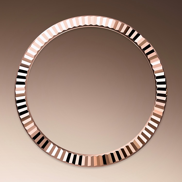 Datejust M126331-0007 - La lunetta zigrinata è un tratto distintivo degli orologi Rolex. La lunetta zigrinata dell’Oyster aveva in origine una funzione: serviva ad avvitarla alla cassa, contribuendo così a garantire l’impermeabilità dell’orologio. La zigrinatura era, di conseguenza, l’esatta riproduzione di quella del fondello che, per le stesse ragioni, veniva avvitato alla cassa con degli appositi strumenti Rolex. Col tempo la zigrinatura si è trasformata in un elemento estetico, un segno distintivo di Rolex che per questo Datejust 41 è disponibile in oro. | L'Angolo delle Ore