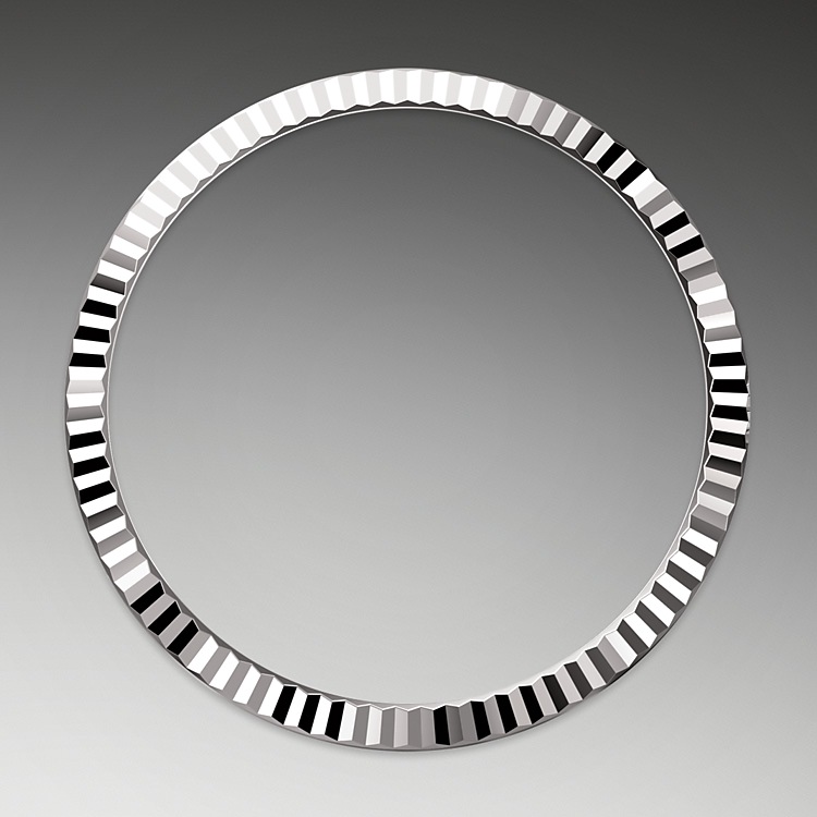 Datejust M126234-0057 - La lunetta zigrinata è un tratto distintivo degli orologi Rolex. La lunetta zigrinata dell’Oyster aveva in origine una funzione: serviva ad avvitarla alla cassa, contribuendo così a garantire l’impermeabilità dell’orologio. La zigrinatura era, di conseguenza, l’esatta riproduzione di quella del fondello che, per le stesse ragioni, veniva avvitato alla cassa con degli appositi strumenti Rolex. Col tempo la zigrinatura si è trasformata in un elemento estetico, un segno distintivo di Rolex che per questo Datejust 36 è disponibile in oro. | L'Angolo delle Ore