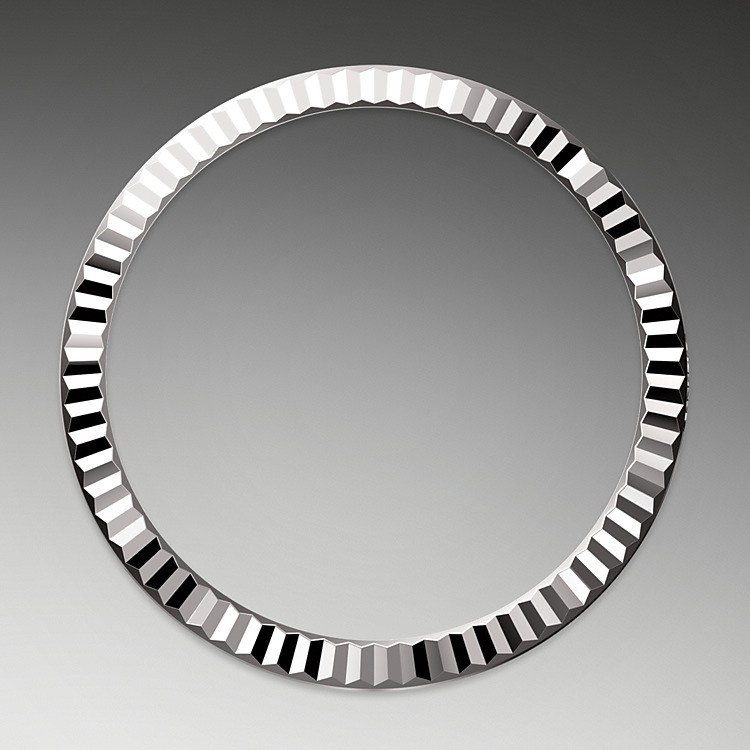 Datejust M278274-0030 - La lunetta zigrinata è un tratto distintivo degli orologi Rolex. La lunetta zigrinata dell’Oyster aveva in origine una funzione: serviva ad avvitarla alla cassa, contribuendo così a garantire l’impermeabilità dell’orologio. La zigrinatura era, di conseguenza, l’esatta riproduzione di quella del fondello che, per le stesse ragioni, veniva avvitato alla cassa con degli appositi strumenti Rolex. Col tempo la zigrinatura si è trasformata in un elemento estetico, un segno distintivo di Rolex che per questo Datejust 31 è disponibile in oro. | L'Angolo delle Ore