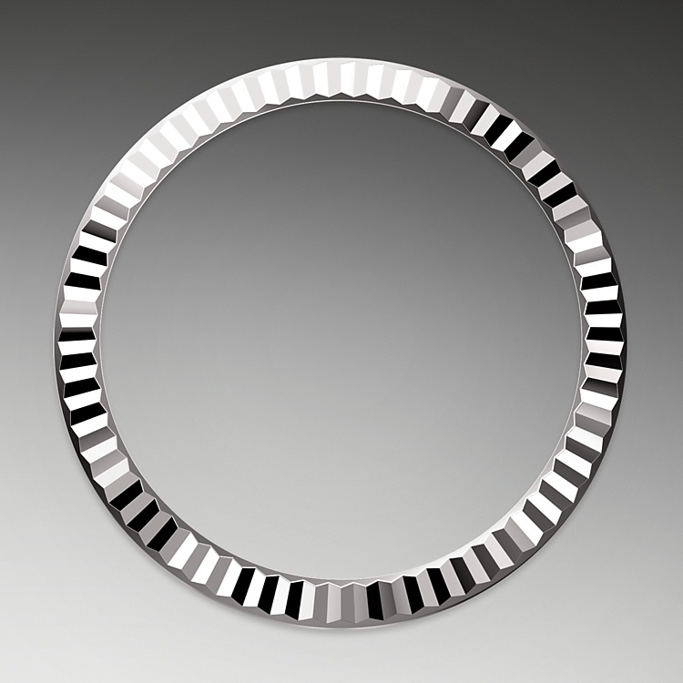 Lady-Datejust M279174-0015 - La lunetta zigrinata è un tratto distintivo degli orologi Rolex. La lunetta zigrinata dell’Oyster aveva in origine una funzione: serviva ad avvitarla alla cassa, contribuendo così a garantire l’impermeabilità dell’orologio. La zigrinatura era, di conseguenza, l’esatta riproduzione di quella del fondello che, per le stesse ragioni, veniva avvitato alla cassa con degli appositi strumenti Rolex. Col tempo la zigrinatura si è trasformata in un elemento estetico, un segno distintivo di Rolex che per questo Lady-Datejust è disponibile in oro. | L'Angolo delle Ore