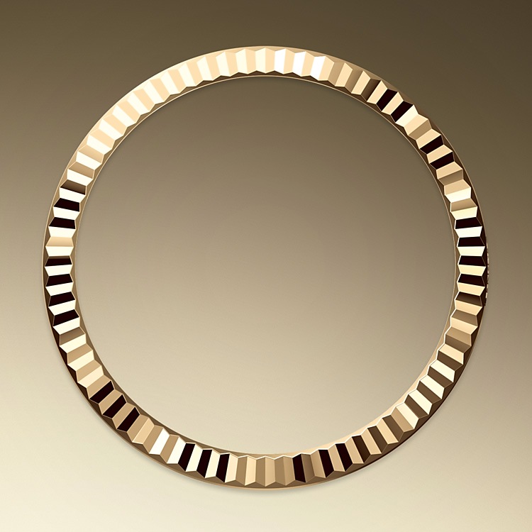 Datejust M278278-0036 - La lunetta zigrinata è un tratto distintivo degli orologi Rolex. La lunetta zigrinata dell’Oyster aveva in origine una funzione: serviva ad avvitarla alla cassa, contribuendo così a garantire l’impermeabilità dell’orologio. La zigrinatura era, di conseguenza, l’esatta riproduzione di quella del fondello che, per le stesse ragioni, veniva avvitato alla cassa con degli appositi strumenti Rolex. Col tempo la zigrinatura si è trasformata in un elemento estetico, un segno distintivo di Rolex che per questo Datejust 31 è disponibile in oro. | L'Angolo delle Ore