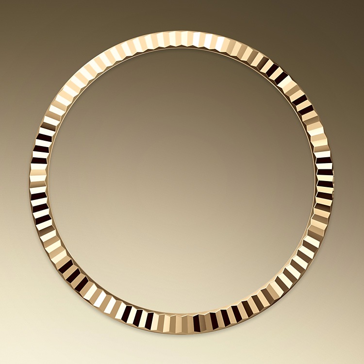 Datejust M126233-0018 - La lunetta zigrinata è un tratto distintivo degli orologi Rolex. La lunetta zigrinata dell’Oyster aveva in origine una funzione: serviva ad avvitarla alla cassa, contribuendo così a garantire l’impermeabilità dell’orologio. La zigrinatura era, di conseguenza, l’esatta riproduzione di quella del fondello che, per le stesse ragioni, veniva avvitato alla cassa con degli appositi strumenti Rolex. Col tempo la zigrinatura si è trasformata in un elemento estetico, un segno distintivo di Rolex che per questo Datejust 36 è disponibile in oro. | L'Angolo delle Ore