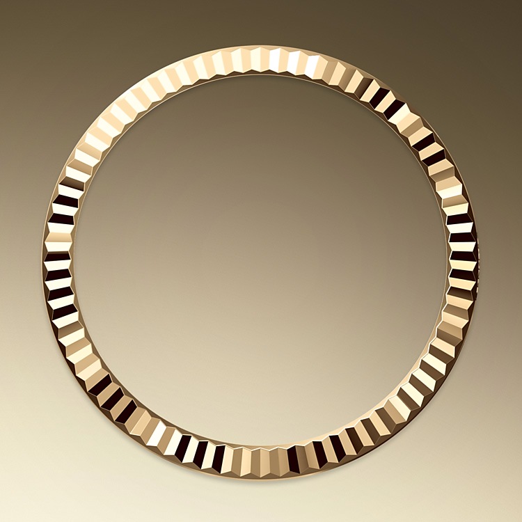 Datejust M278273-0019 - La lunetta zigrinata è un tratto distintivo degli orologi Rolex. La lunetta zigrinata dell’Oyster aveva in origine una funzione: serviva ad avvitarla alla cassa, contribuendo così a garantire l’impermeabilità dell’orologio. La zigrinatura era, di conseguenza, l’esatta riproduzione di quella del fondello che, per le stesse ragioni, veniva avvitato alla cassa con degli appositi strumenti Rolex. Col tempo la zigrinatura si è trasformata in un elemento estetico, un segno distintivo di Rolex che per questo Datejust 31 è disponibile in oro. | L'Angolo delle Ore